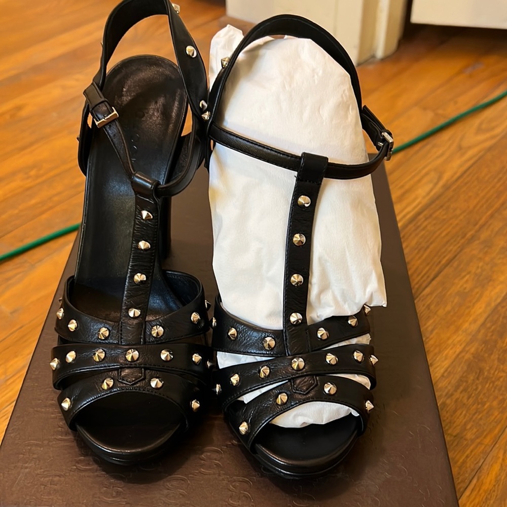 NWT Gucci leather studded sandal